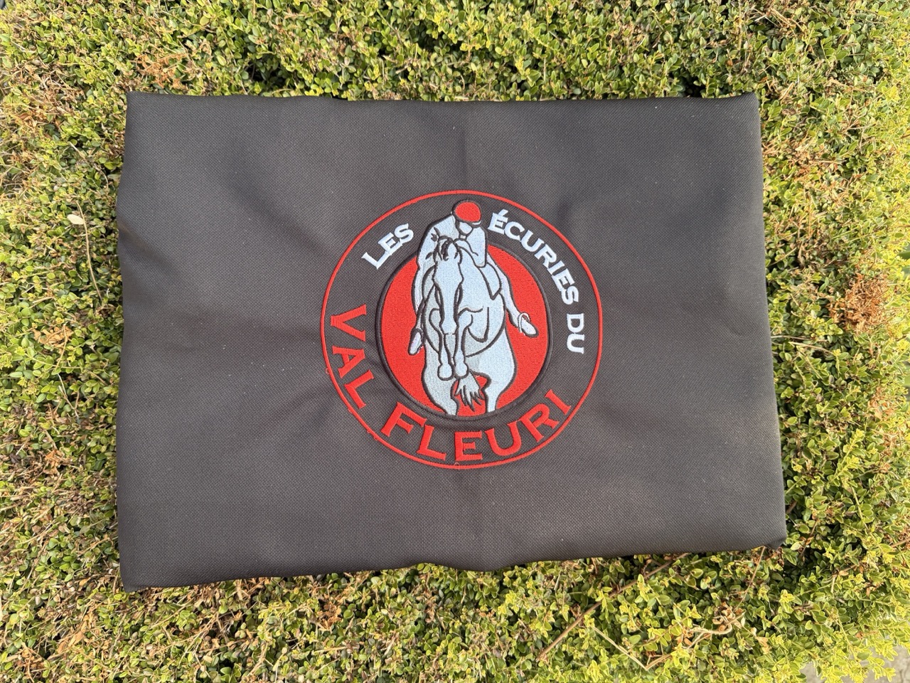 Broderie grand format Écuries du Val Fleuri